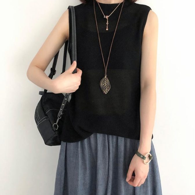 夏物のノースリーブニットを着た女性