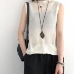 夏物のノースリーブニットを着た女性