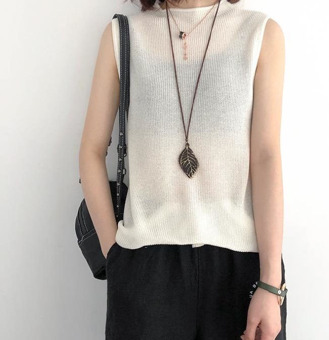 夏物のノースリーブニットを着た女性