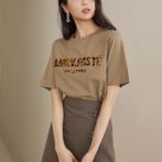 半袖のTシャツを着た女性
