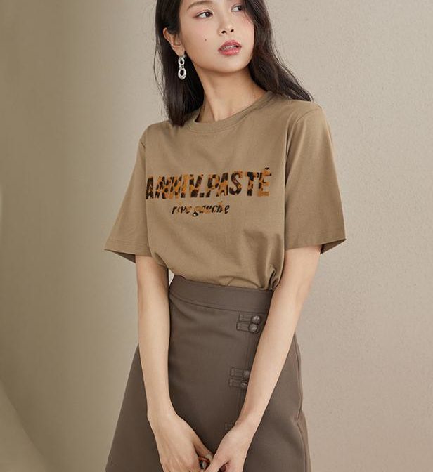 半袖のTシャツを着た女性