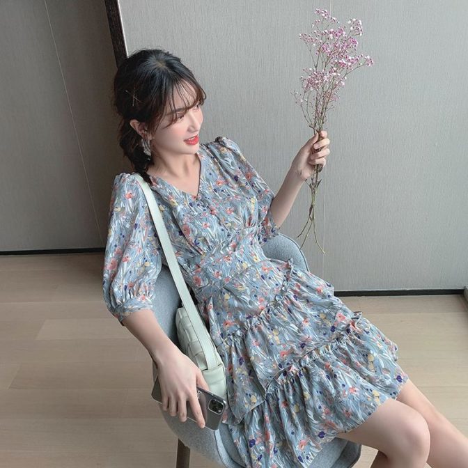 夏物の花柄ワンピースを着た女性