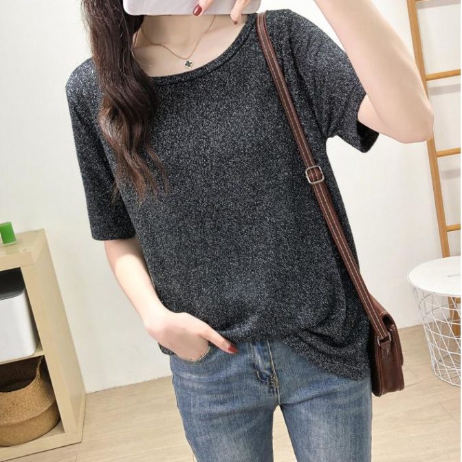 夏物ラウンドネックのTシャツをを着た女性