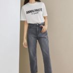 半袖のTシャツを着た女性