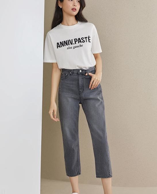 半袖のTシャツを着た女性