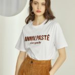 半袖のTシャツを着た女性