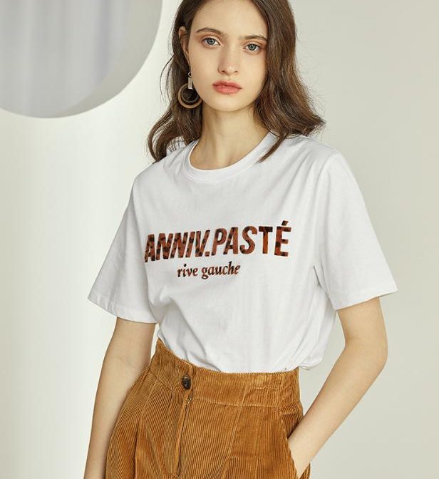 半袖のTシャツを着た女性