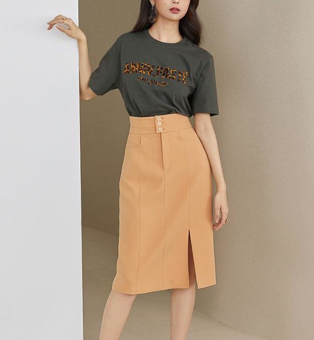 半袖のTシャツを着た女性