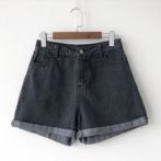 デニムのショートパンツ