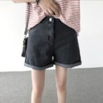 デニムのショートパンツを履いた女性