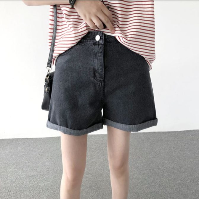 デニムのショートパンツを履いた女性