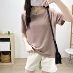 夏物ラウンドネックのTシャツをを着た女性