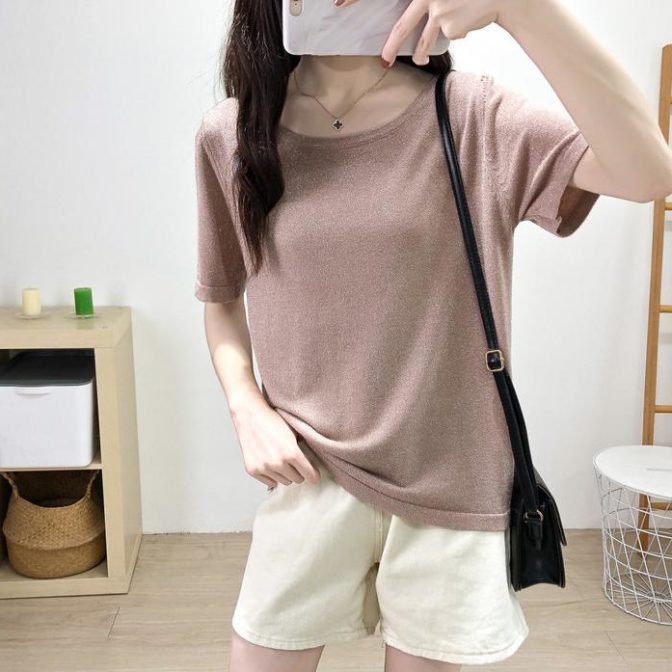 夏物ラウンドネックのTシャツをを着た女性