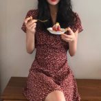 夏物の花柄ワンピースを着た女性