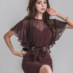 夏用のフレア袖ワンピースを着た女性