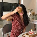 夏物の花柄ワンピースを着た女性