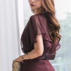 夏用のフレア袖ワンピースを着た女性