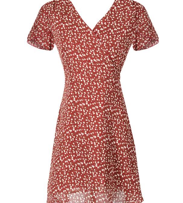 夏物の花柄ワンピースを着た女性