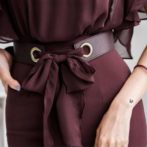 夏用のフレア袖ワンピースを着た女性