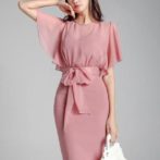 夏用のフレア袖ワンピースを着た女性