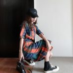 夏物のチェック柄のシャツを着た女性