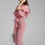 夏用のフレア袖ワンピースを着た女性