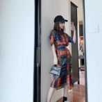 夏物のチェック柄のシャツを着た女性