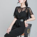 夏用のフレア袖ワンピースを着た女性