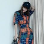 夏物のチェック柄のシャツを着た女性