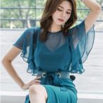 夏用のフレア袖ワンピースを着た女性