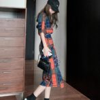 夏物のチェック柄のシャツを着た女性