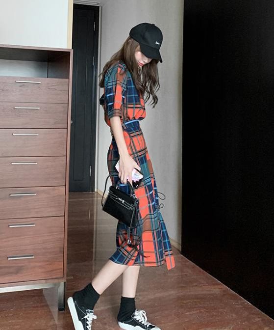 夏物のチェック柄のシャツを着た女性