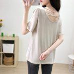 夏物ラウンドネックのTシャツをを着た女性