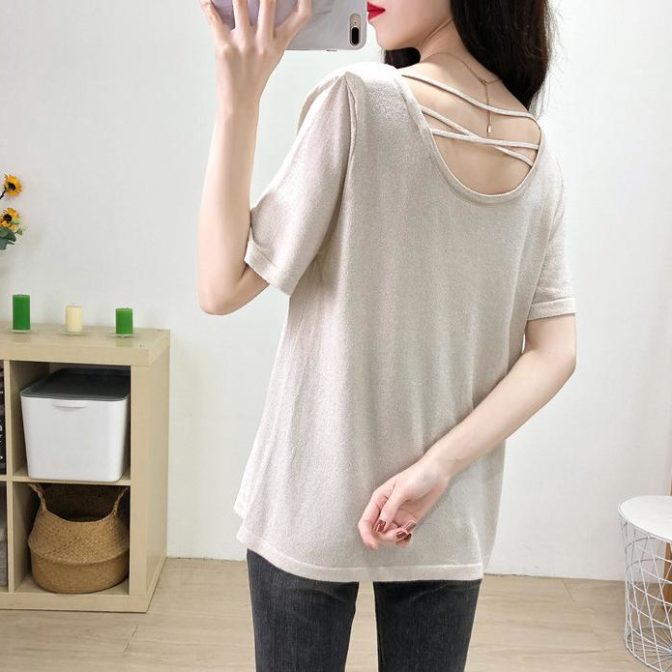 夏物ラウンドネックのTシャツをを着た女性