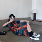 夏物のチェック柄のシャツを着た女性