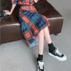 夏物のチェック柄のシャツを着た女性