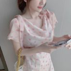 夏物の花柄ドレスワンピースを着た女性