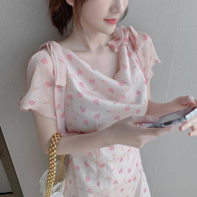 夏物の花柄ドレスワンピースを着た女性