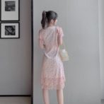 夏物の花柄ドレスワンピースを着た女性