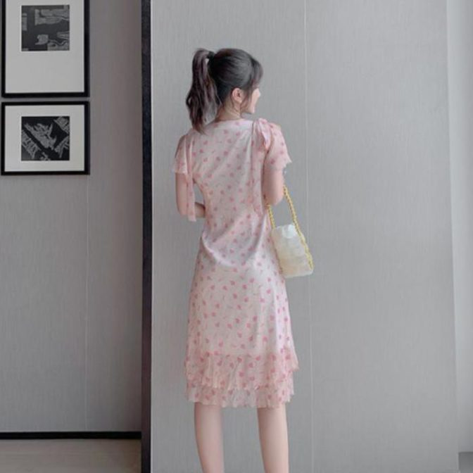 夏物の花柄ドレスワンピースを着た女性