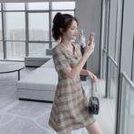 夏物のチェック柄ワンピースを着た女性