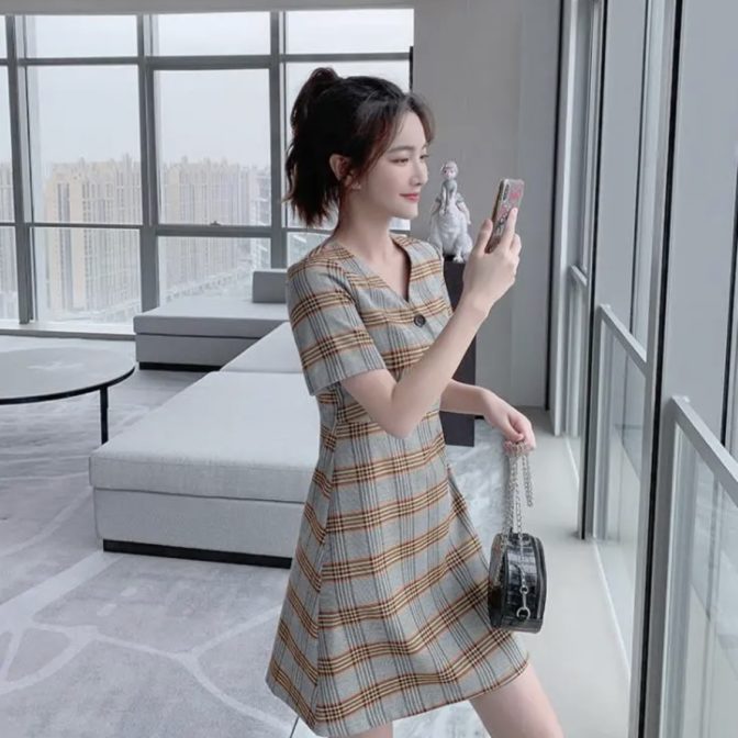 夏物のチェック柄ワンピースを着た女性