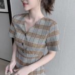 夏物のチェック柄ワンピースを着た女性