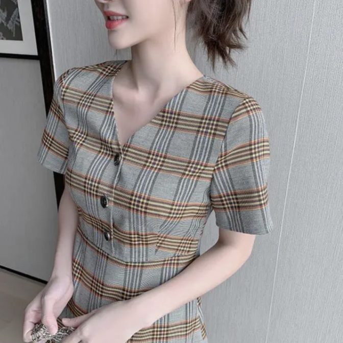 夏物のチェック柄ワンピースを着た女性