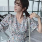 夏物の花柄ワンピースを着た女性