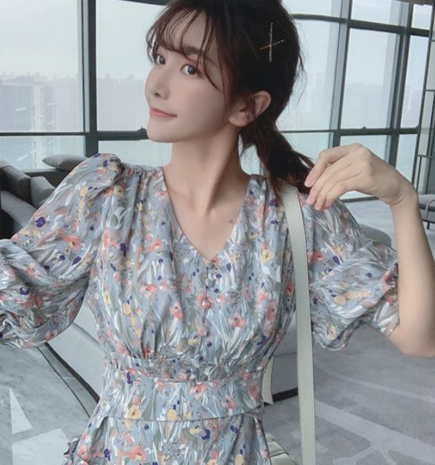 夏物の花柄ワンピースを着た女性