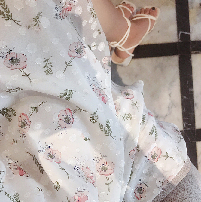 夏物の花柄ワンピースを着た女性