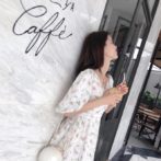 夏物の花柄ワンピースを着た女性