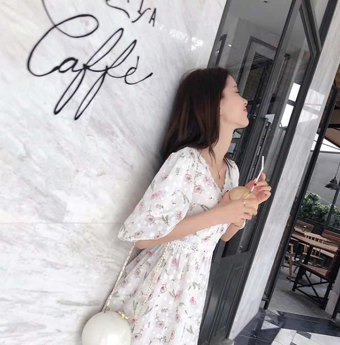 夏物の花柄ワンピースを着た女性