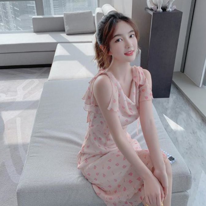 夏物の花柄ドレスワンピースを着た女性